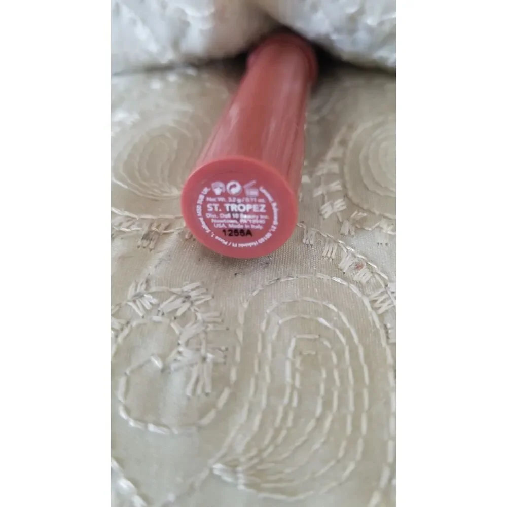 The Doll 10 Peptide Plump Soft Focus Lip Crayon is a 3-in-1 makeup crayon.